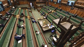 Britániu vírus zasiahol tvrdo, poloprázdny parlament kritizoval vládu