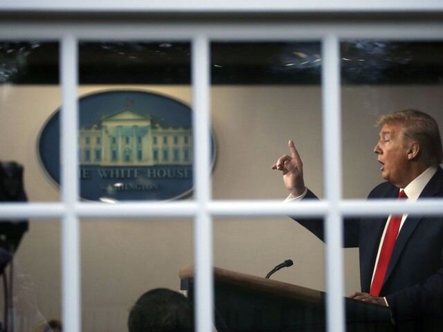 Ochrana pracovných pozícií? Trump pozastavil imigráciu do USA