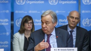 Pandémiu zneužívajú na potláčanie ľudských práv, upozornil šéf OSN