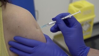 Vedci pracujú na vakcínach, v Oxforde ju už pichli dobrovoľníkom