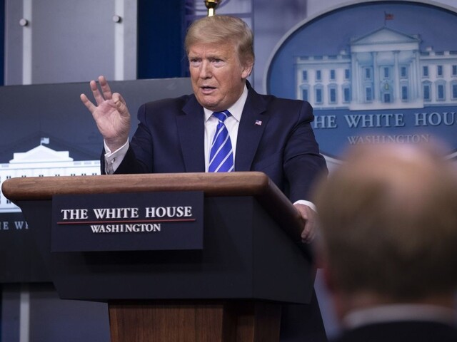 Americký prezident radil, ako liečiť koronavírus. Mnohých šokoval