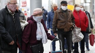 Prikázané hodiny pre seniorov vyvolali diskusiu, Smer ich chce rušiť