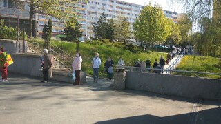 Seniori pred obchodmi čakali v dlhých radoch, opatrenie kritizujú