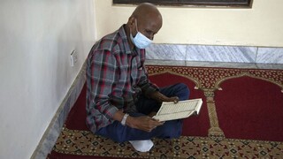 Moslimovia oslavujú Ramadán, mešity sú však zatvorené