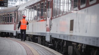 Bezplatné vlaky môžu zrušiť aj seniorom, premiér to nevylučuje