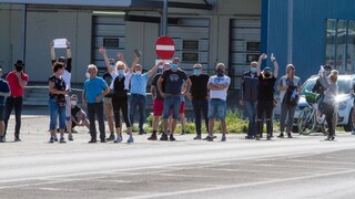 Fotogaléria: Rozhnevaní pendleri protestovali na priechode Berg