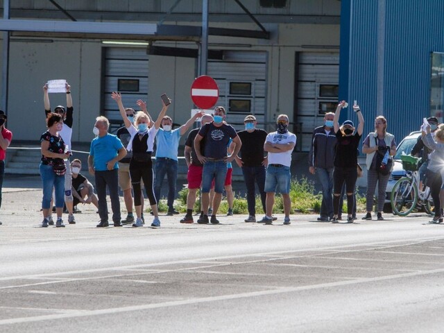 Fotogaléria: Rozhnevaní pendleri protestovali na priechode Berg