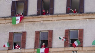 Taliansko sa pripravuje na uvoľnenie, počet úmrtí klesá