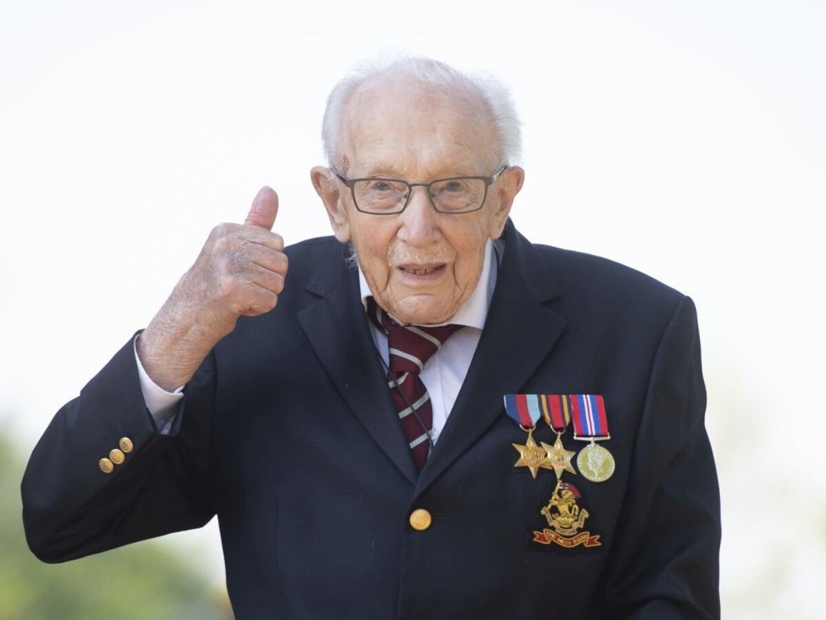99-ročný veterán vyzbieral pre zdravotníkov milióny. Stal sa legendou