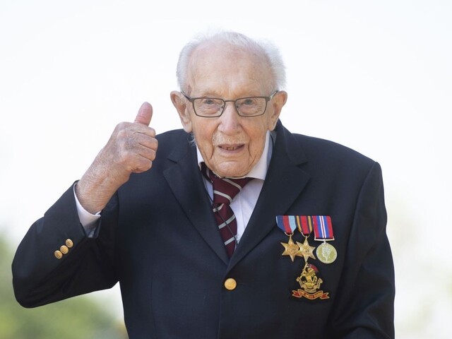 99-ročný veterán vyzbieral pre zdravotníkov milióny. Stal sa legendou