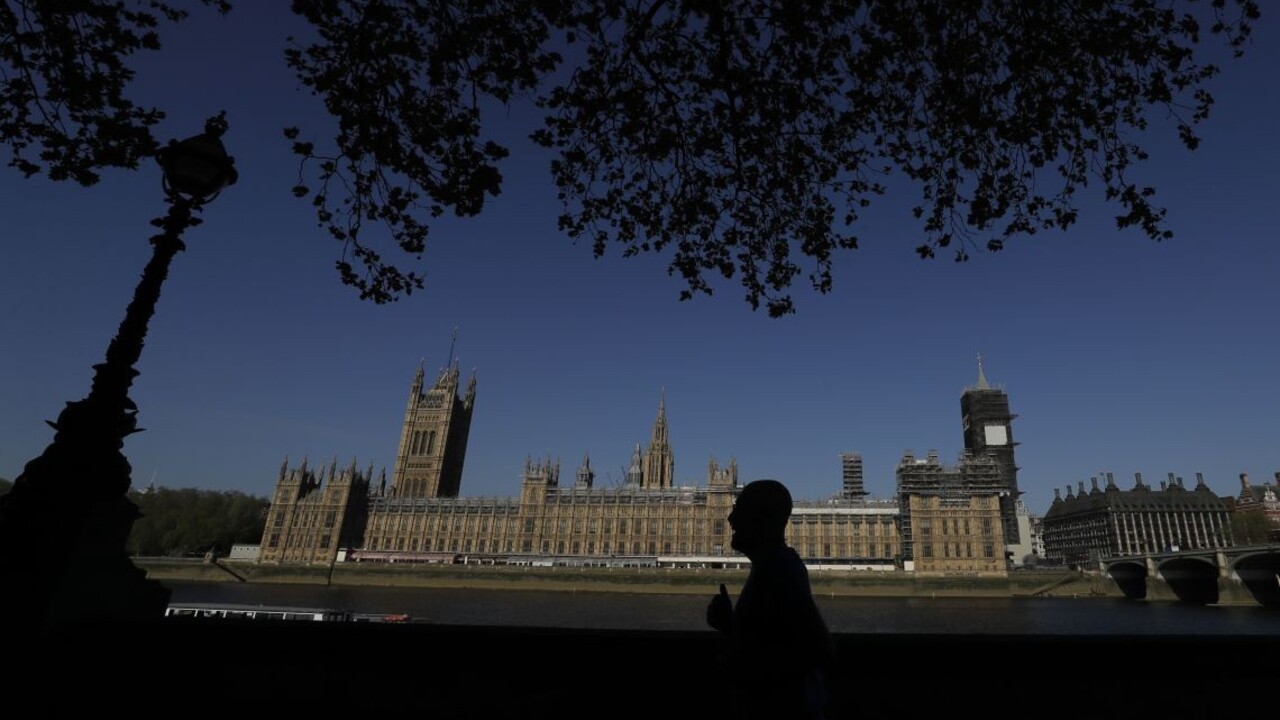 Cena za uvoľnenie opatrení? Pre Britov možno 100.000 mŕtvych