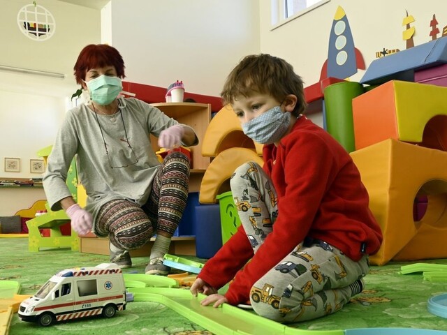 Rodičovský príspevok budú počas pandemickej krízy vyplácať dlhšie