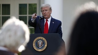 Ľudia po jeho slovách užili dezinfekciu, Trump zodpovednosť necíti