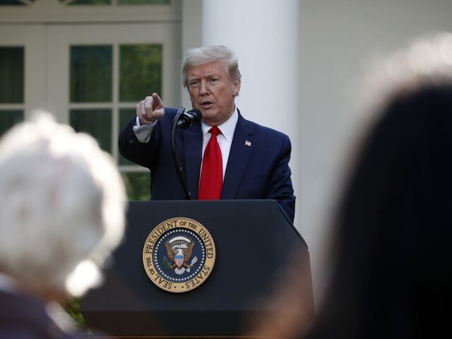 Ľudia po jeho slovách užili dezinfekciu, Trump zodpovednosť necíti