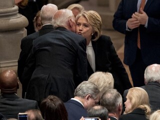 Bidenovi okrem bývalých rivalov vyjadrila podporu aj Clintonová