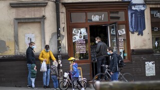 Kaviarne presunú na verejné priestranstvá, dostanú ich zadarmo