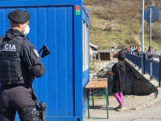 Policajti mali zbiť deti. Osady sú v karanténe, stúpa tam napätie