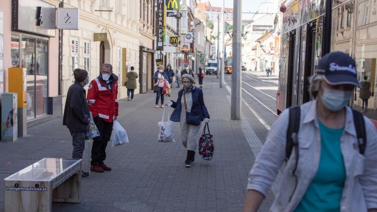 Máme 23 obetí, pribudli nové prípady. Obchody možno otvoria skôr