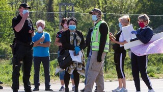 Ako je to so seniormi a deťmi na hraniciach? Mikas spresnil opatrenia