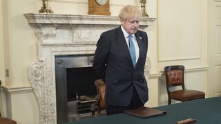 Pribudli ďalšie stovky obetí, podľa Johnsona je nákaza na ústupe