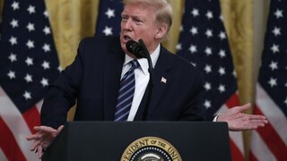 Je z laboratória v Číne, tvrdí o víruse Trump. Vraj videl dôkaz