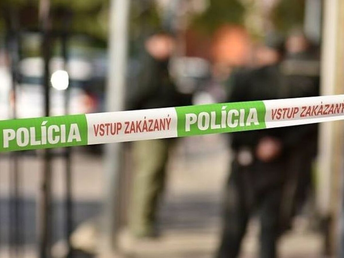 Mladík mal dobodať susedku do krku, následne vyskočil z balkóna