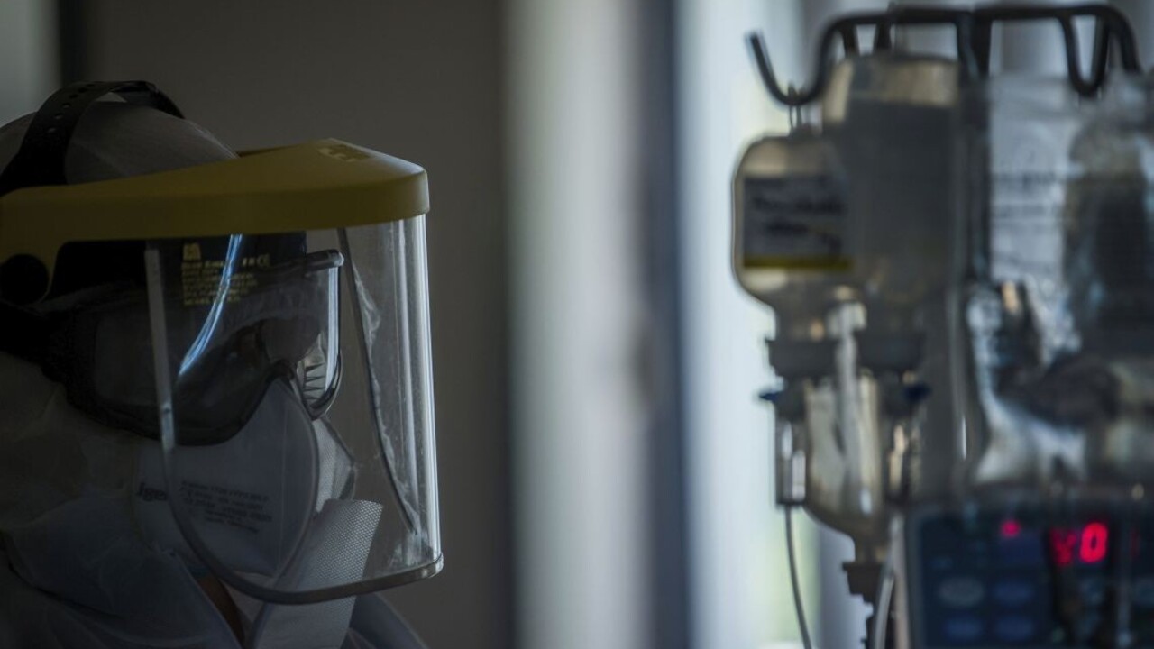 Maďarsko hlási doteraz najmladšiu obeť, nákaze podľahli stovky