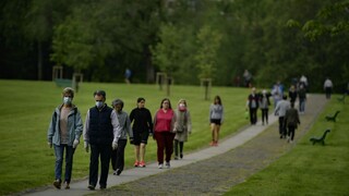 Španieli uvoľňujú opatrenia, opäť môžu chodiť na prechádzky