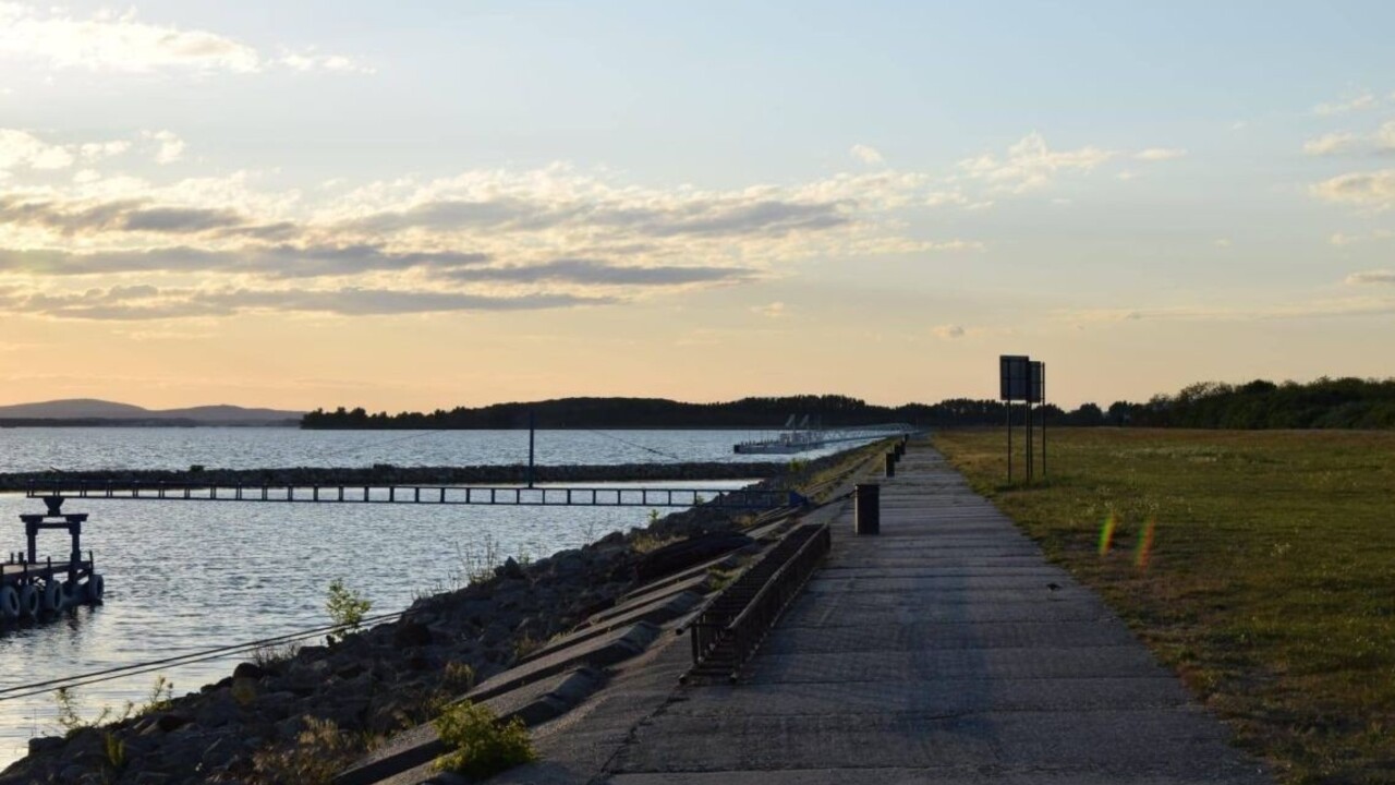 Kuriózna nehoda na Dunaji. Pre surfistu letel po zrážke vrtuľník