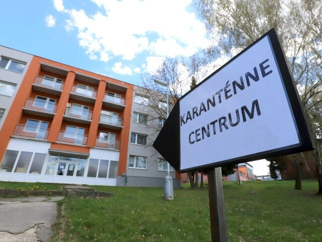 Žiadajú zrušenie štátnej karantény, nahradiť by ju mohli náramky