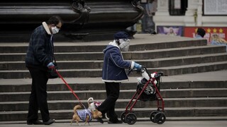 V Británii klesol počet úmrtí tretí deň po sebe, testovali však menej