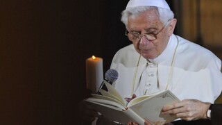 Bol som zamilovaný do ženy, priznal emeritný pápež v novej knihe