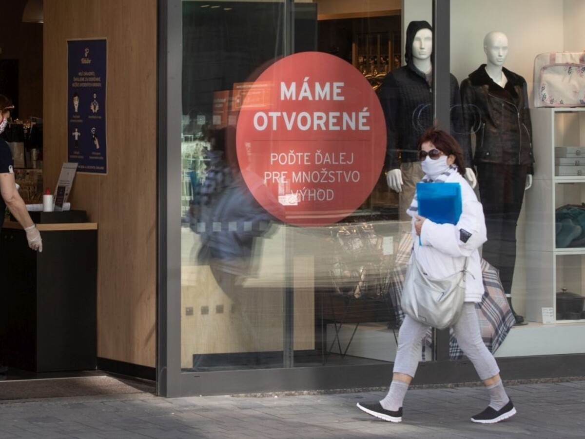 Otvárajú malé nákupné centrá, jazdia taxíky. Čo sa oddnes spúšťa