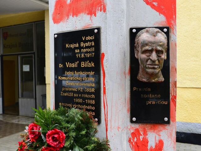 Výtvarníci spoznali svoj trest za poškodenie pamätníka Vasiľa Biľaka