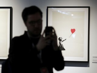 Hrdinov odložil do košíka. Banksy si dielom uctil zdravotníkov
