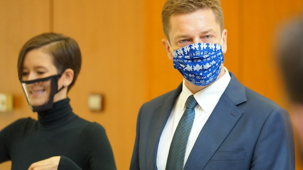 Tlmočníci na tlačových konferenciách majú nové špeciálne rúška