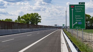 Úsek cesty R7 by mohli otvoriť v lete, zhotoviteľ kritiku odmieta