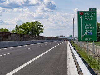 Úsek cesty R7 by mohli otvoriť v lete, zhotoviteľ kritiku odmieta