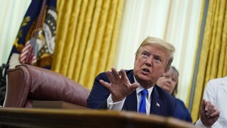 Koronavírus je horší než útok na Pearl Harbor, tvrdí Trump