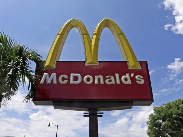 Žena postrelila pracovníkov McDonaldu. Toto ju malo rozhnevať