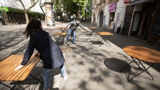 Stále platí zákaz zhromažďovania sa, existujú však výnimky