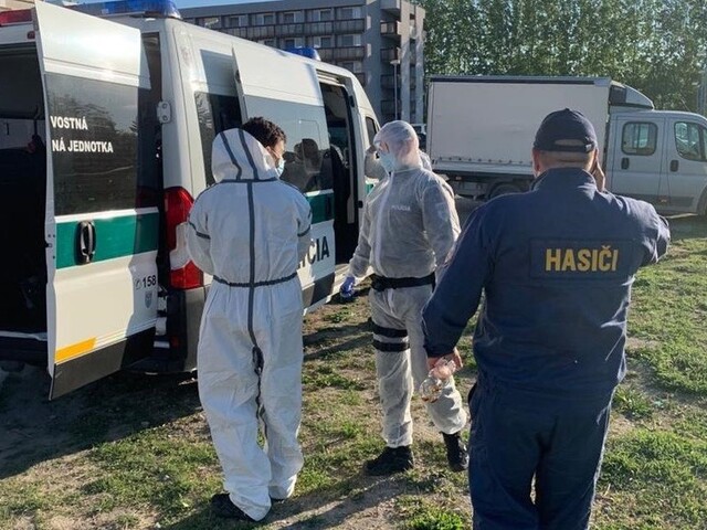 Polícia zasahovala v karanténe, vyčíňali tam desiatky Detvancov
