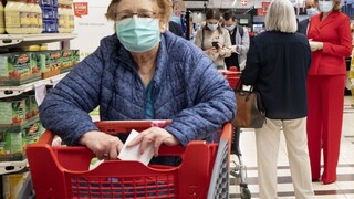 Premiér nevylúčil, že v nedeľu už nenakúpime ani po pandémii