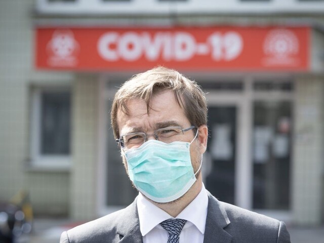 Musíme vydržať do vakcíny. Druhá vlna je podľa ministra reálna