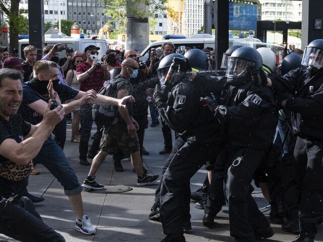 Obmedzenia prirovnali k diktatúre. V Nemecku protestovali tisíce