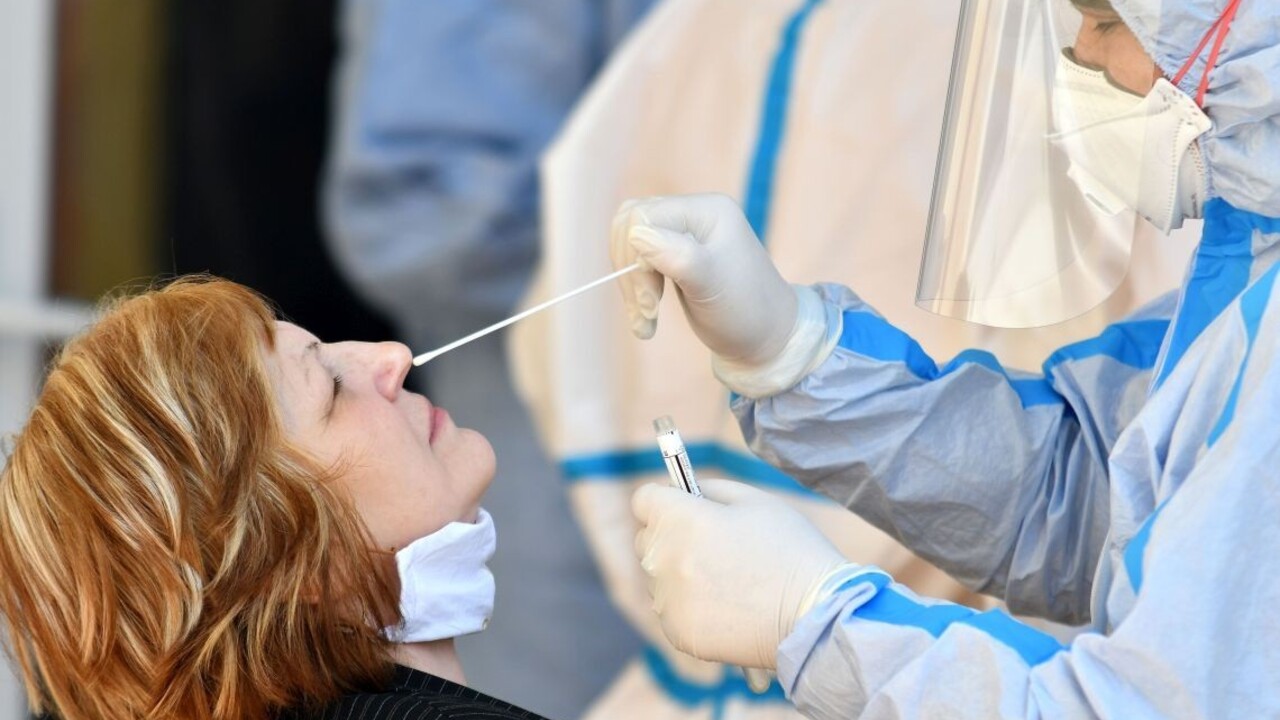 Nemocnice uvoľnili pravidlá, ČR ruší povinné rúška na verejnosti