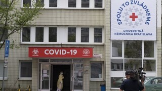 Nemocnice uvoľnili pravidlá. Koho môžete navštíviť či sprevádzať?