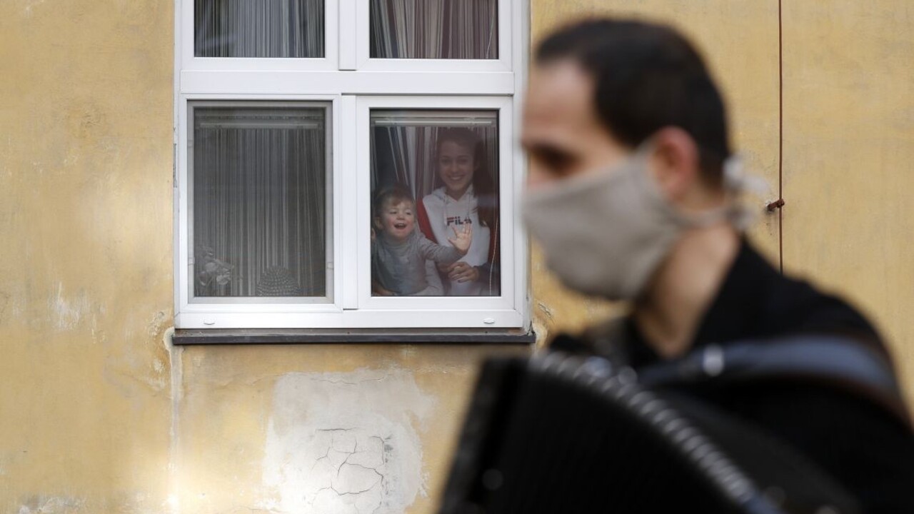 Musia dodržiavať odstupy. V ČR rušia povinné rúška na verejnosti