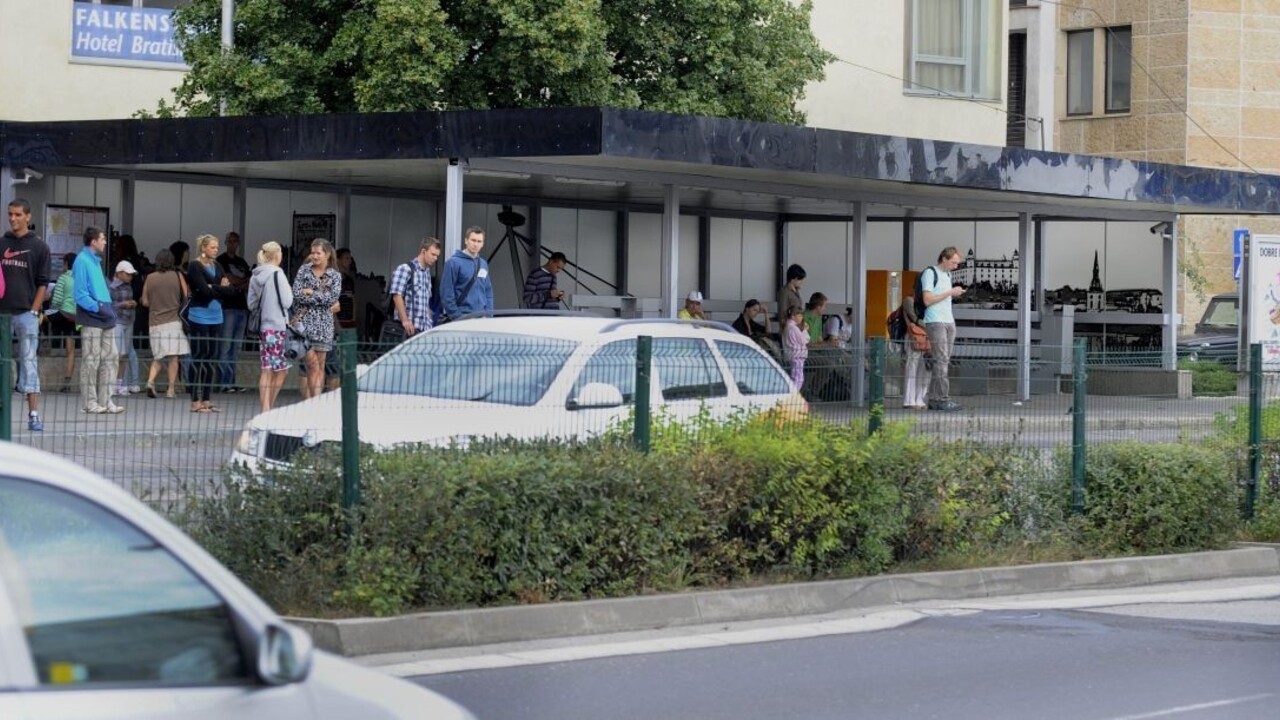 Víchor zlomil veľký strom v bratislavskom centre, zrútil sa na autá