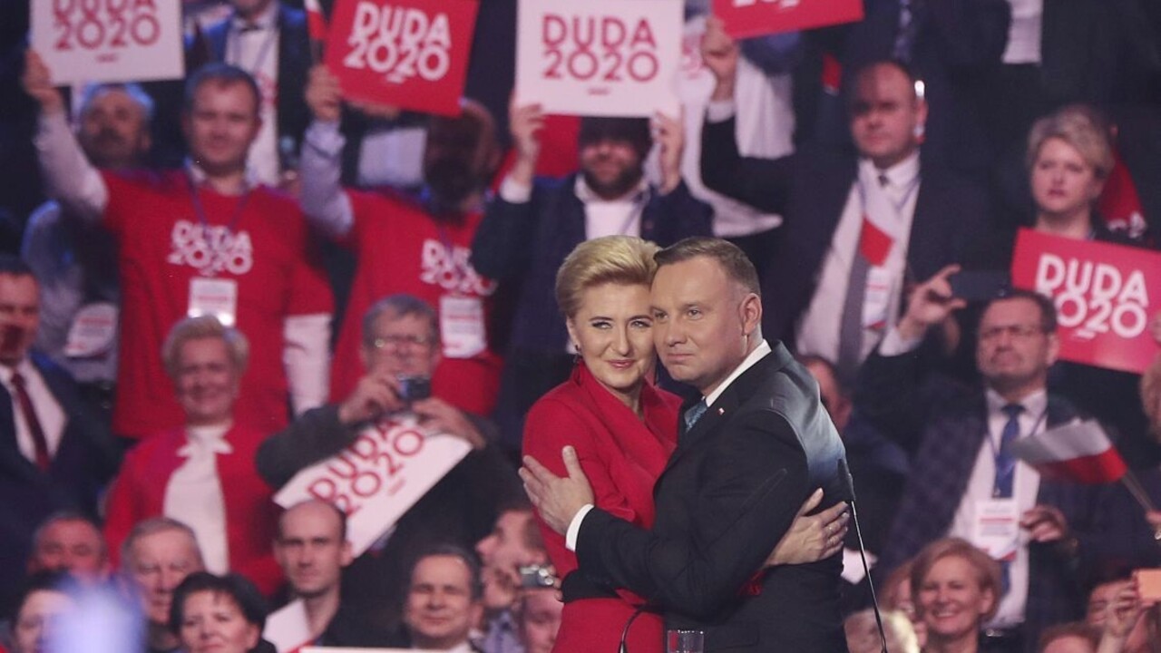 Prezident rapoval na videu. Zbiera peniaze pre zdravotníkov